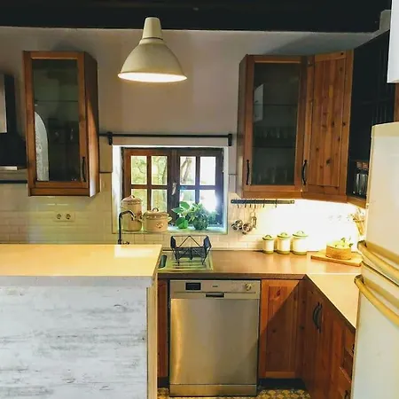 Vilă Original Stone House With Patio In The City Center *