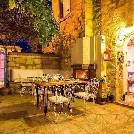 Vilă Original Stone House With Patio In The City Center *