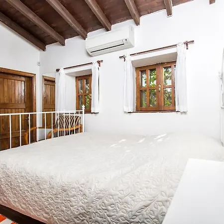 Original Stone House With Patio In The City Center فيلة